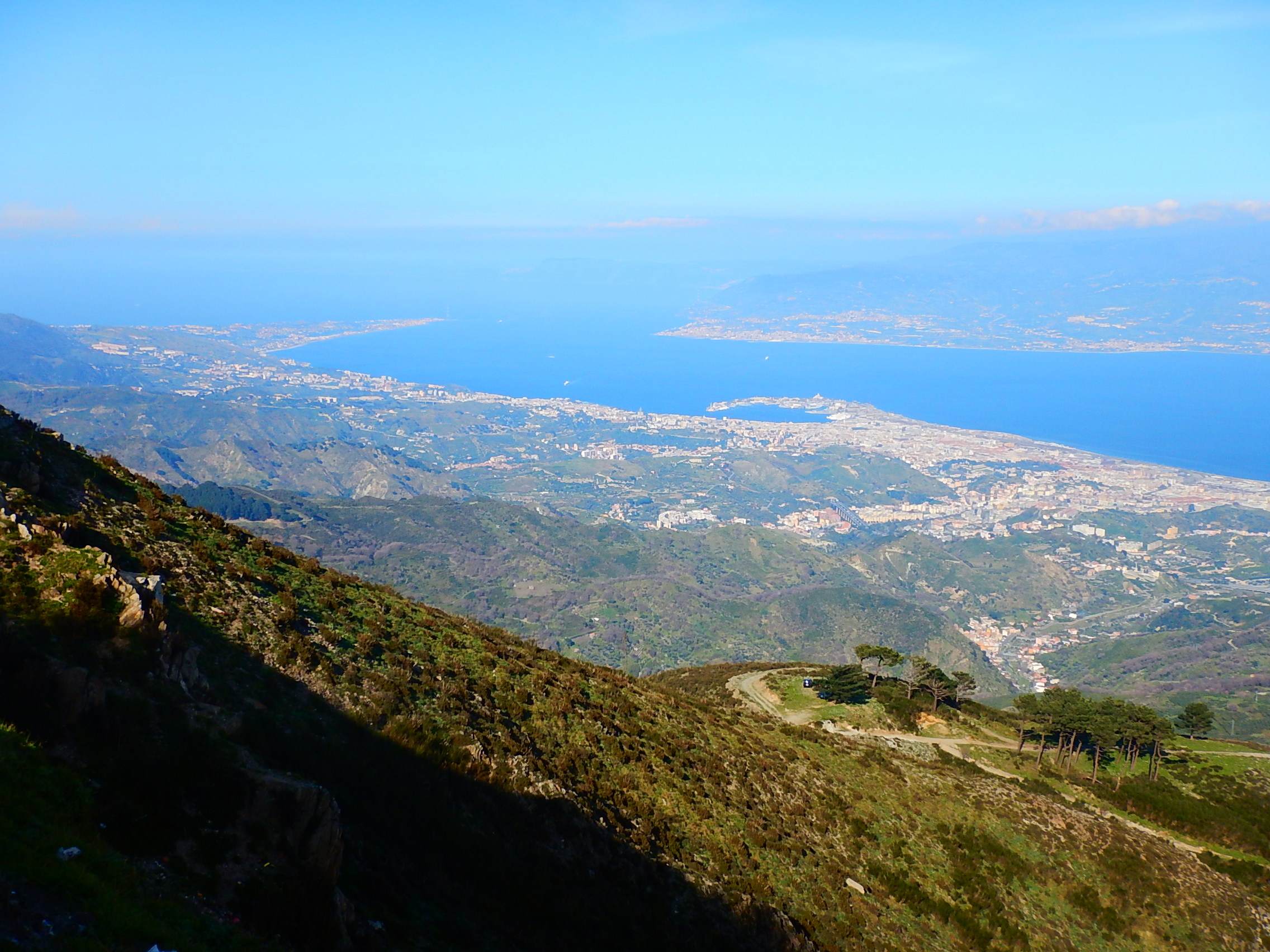 Lo Stretto di Messina da monte Dinnammare